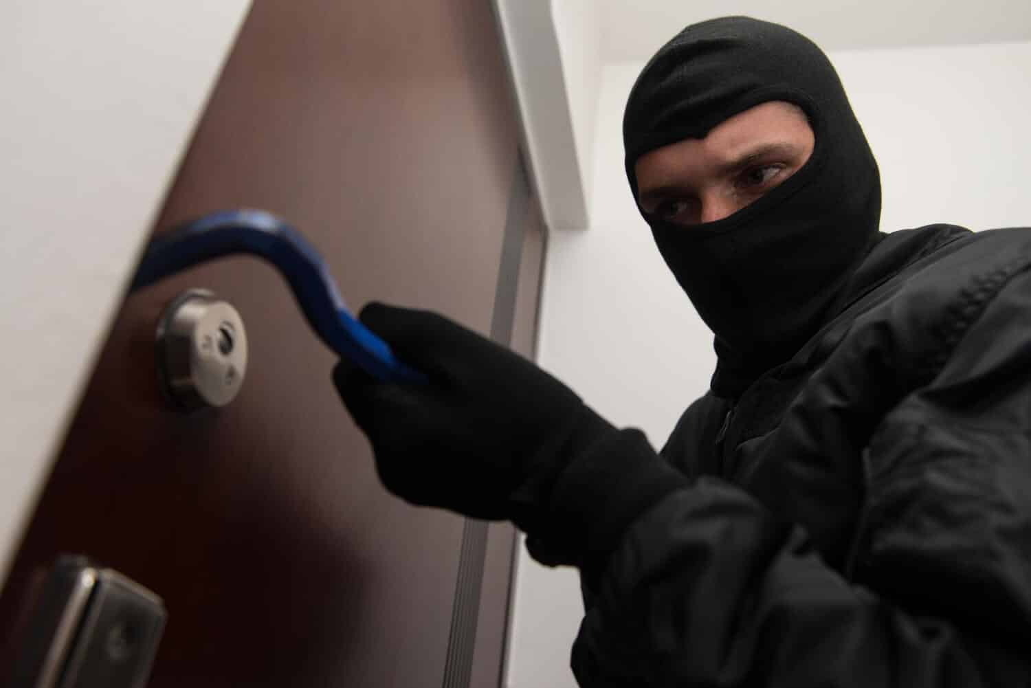 Symulacja obecności w domu – jak odstraszyć włamywaczy?
