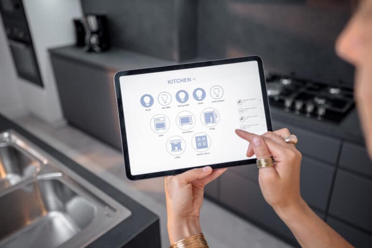 Kuchnia w systemie smart home – funkcjonalność i wygoda na co dzień